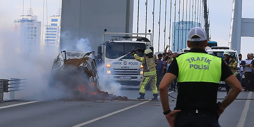 15 Temmuz Şehitler Köprüsü'nde araç yanıyor