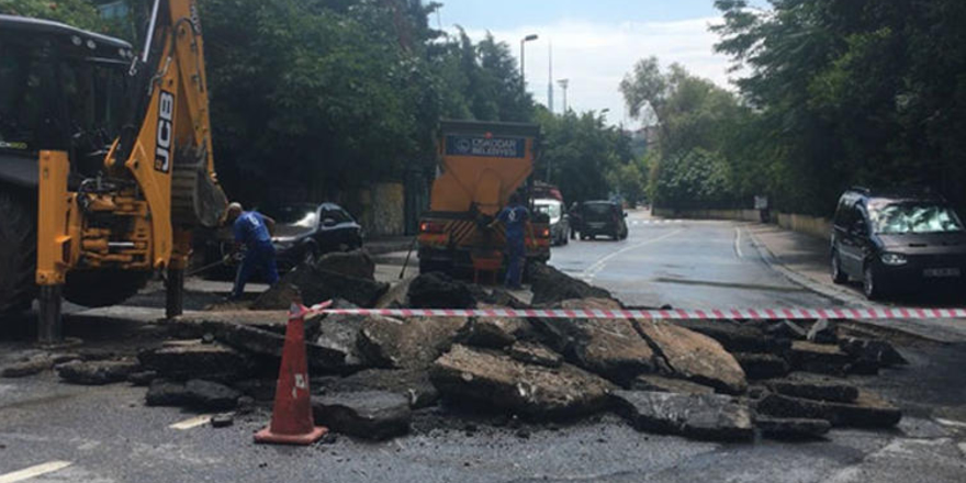 İstanbul'da sağanak yağış nedeniyle yol çöktü