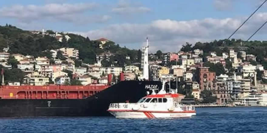 İstanbul Boğazı'nda bir gemi yalılara doğru sürüklendi