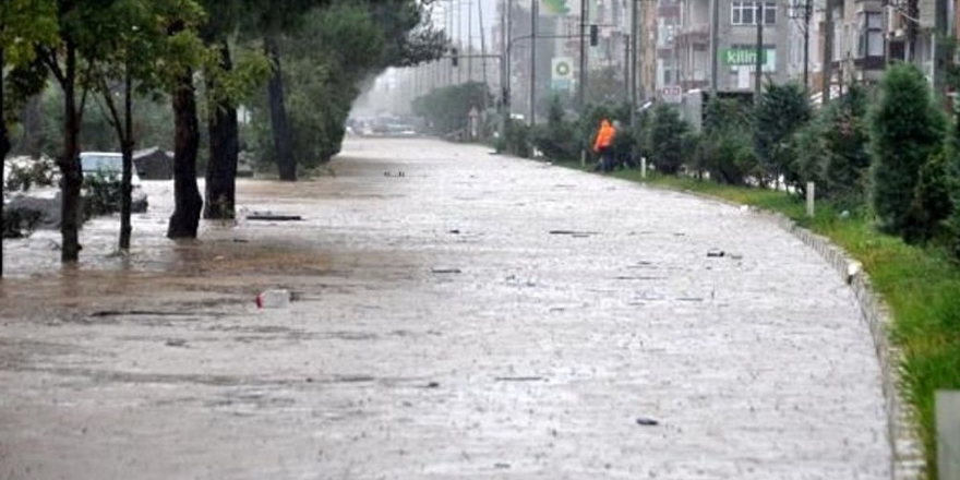 Trabzonda sağanak, su baskınlarına sebep oldu Trabzonda sağanak, su baskınlarına sebep oldu