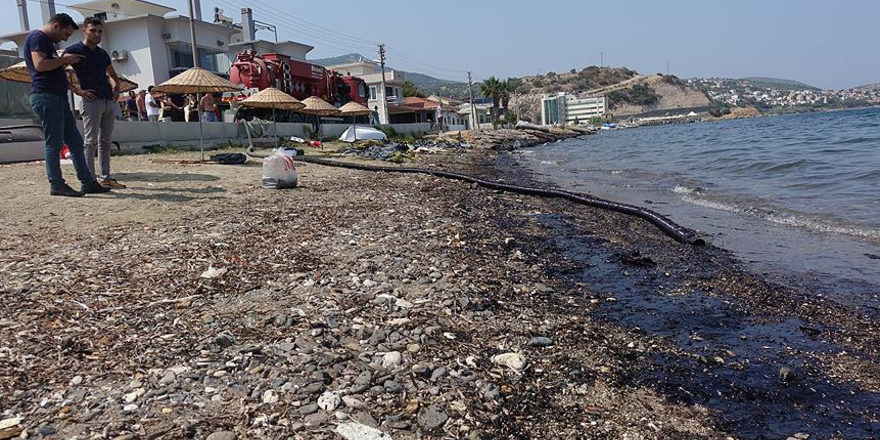 Foça'daki akaryakıt sızıntısını temizleme çalışmaları bitti