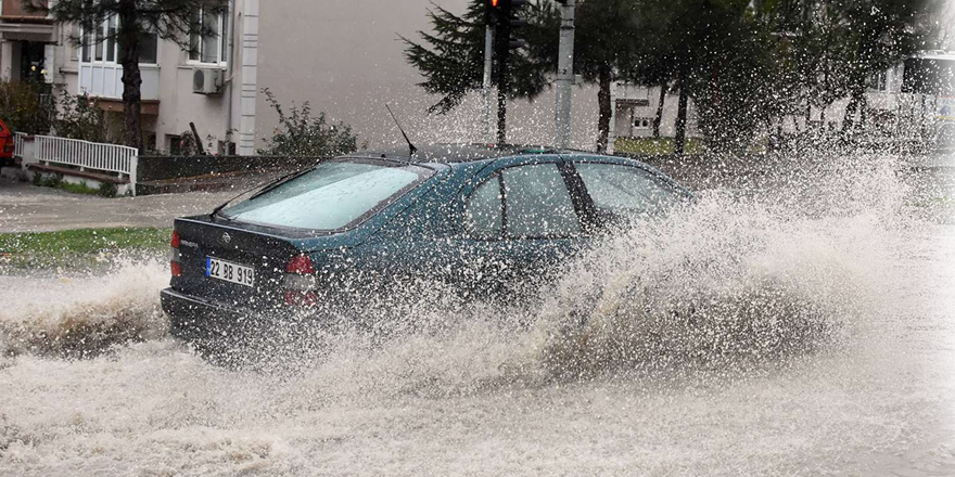 İstanbul'da sağanak su baskınlarına neden oldu