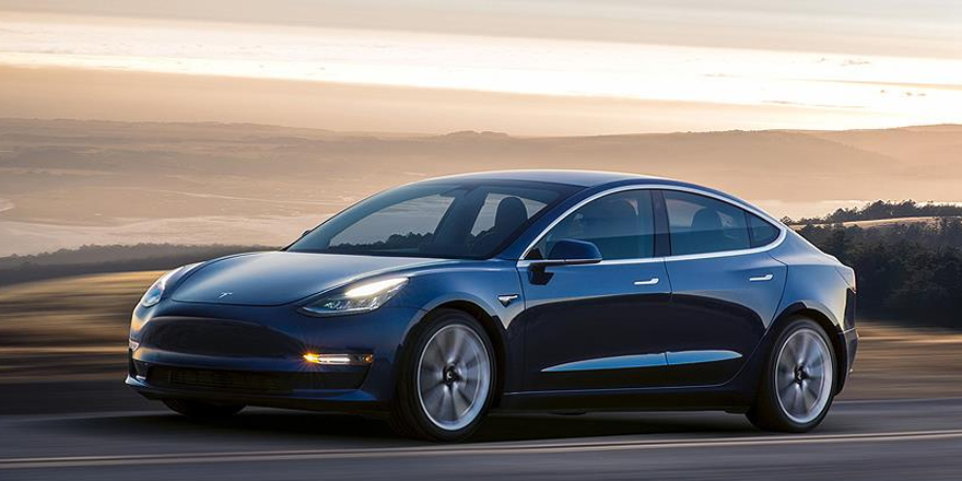 Tesla Model 3 ile Amerika'daki en hızlı yolculuğu yaptılar