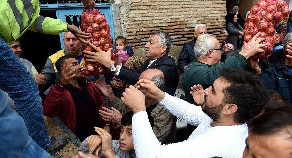 Osmaniyede çocuklarını çite bağlayan Suriyeli baba gözaltına alındı Osmaniyede çocuklarını çite bağlayan Suriyeli baba gözaltına alındı