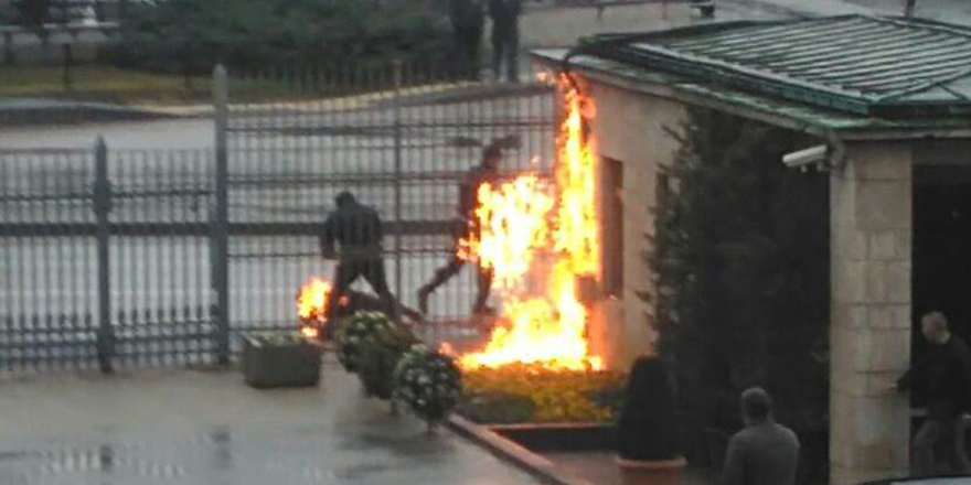 "Geçinemiyorum" diyen inşaat işçisi Meclis önünde kendini ateşe verdi