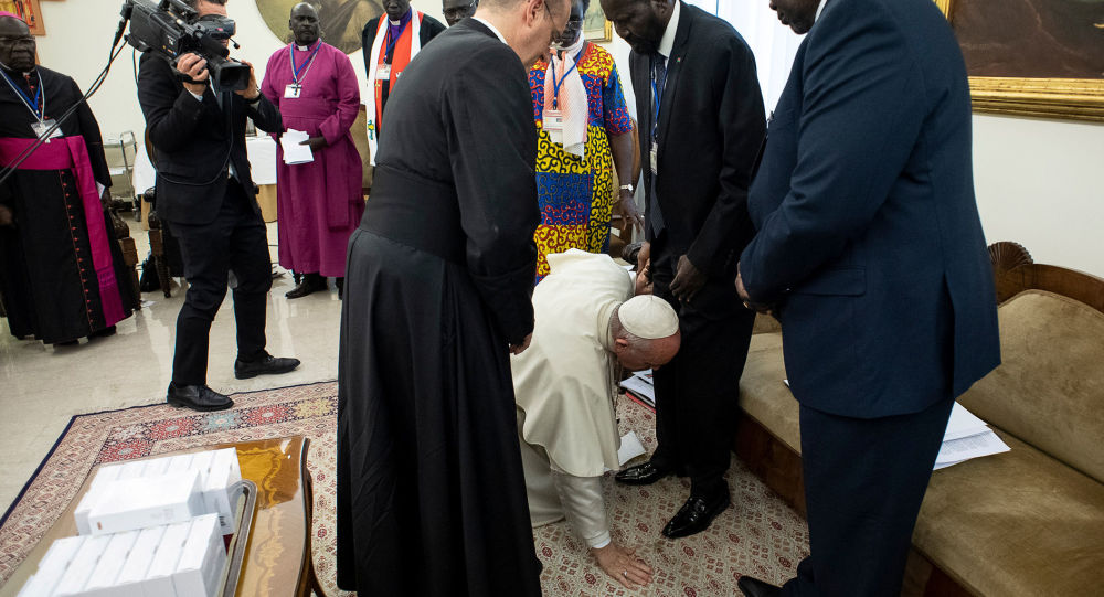 Papa, barış için Güney Sudanlı liderlerin ayağını öptü