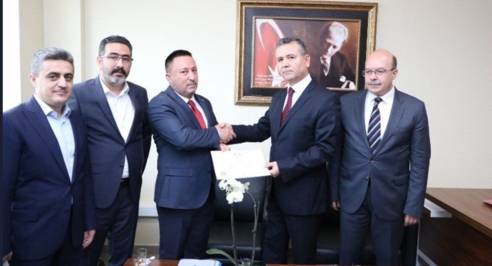 YSK kararıyla Bağlar'da belediye başkanı seçilen AK Partili Beyoğlu mazbatasını aldı