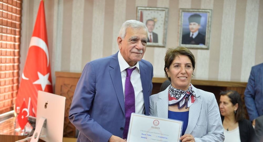 Mardin Büyükşehir Belediye Başkanı Türk mazbatasını aldı
