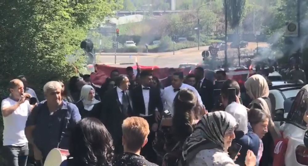 Almanya'daki Türk düğünü tepki çekti