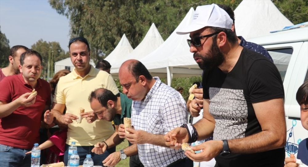 Adana'da ton balıklı dürüm yeme yarışması