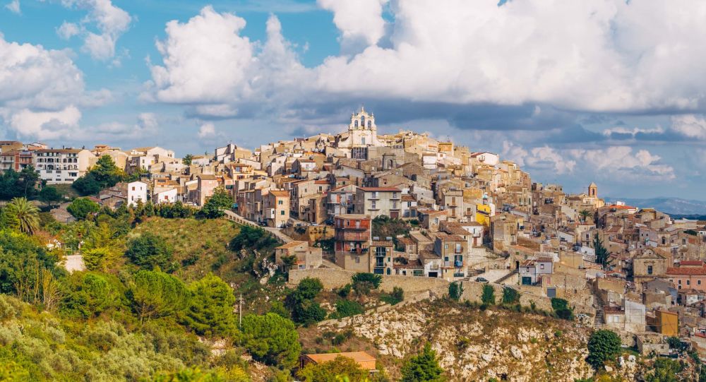 Sicilya'daki 11 bin ev internetten 1 euroya satılıyor