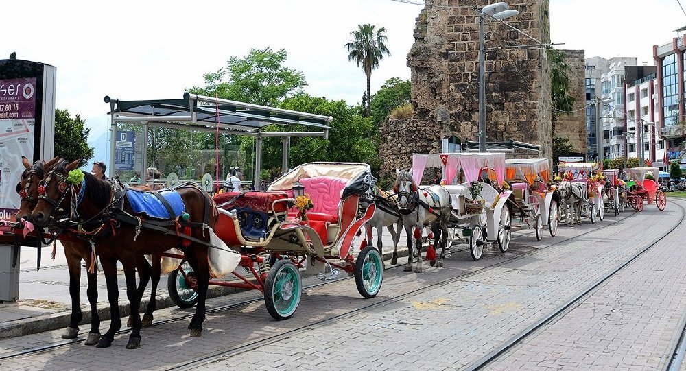 Kuşadası'nda faytonlar kaldırıldı