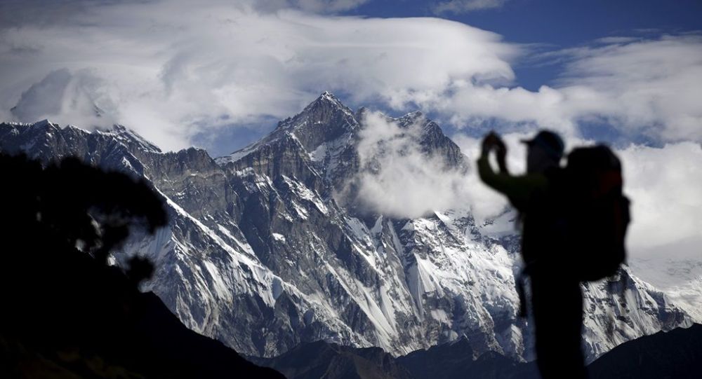 Everest zirvesindeki insan trafiği can almaya devam ediyor