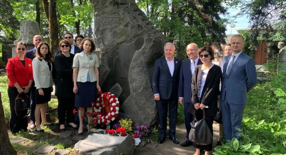 Nazım Hikmet ölümünün 56. yılında Moskova'da mezarı başında anıldı