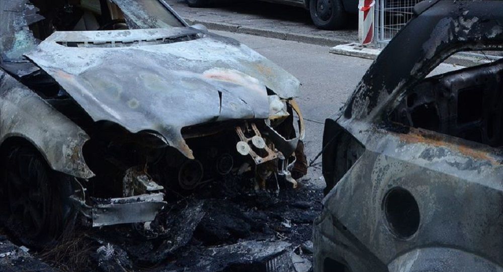 Selanik'te Türk diplomatların araçları kundaklandı