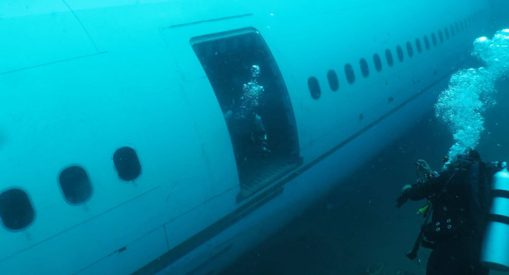 Denize batırılan yolcu uçağına dalış yapıldı