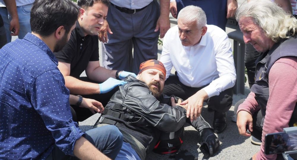 Kaza geçiren motosikletlinin yardımına Binali Yıldırım koştu