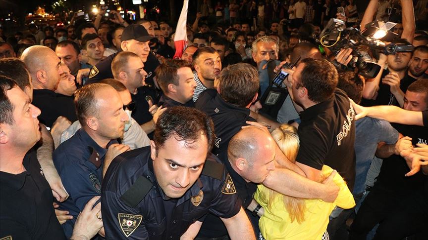 Gürcistan'da protestocular ve polis arasında arbede