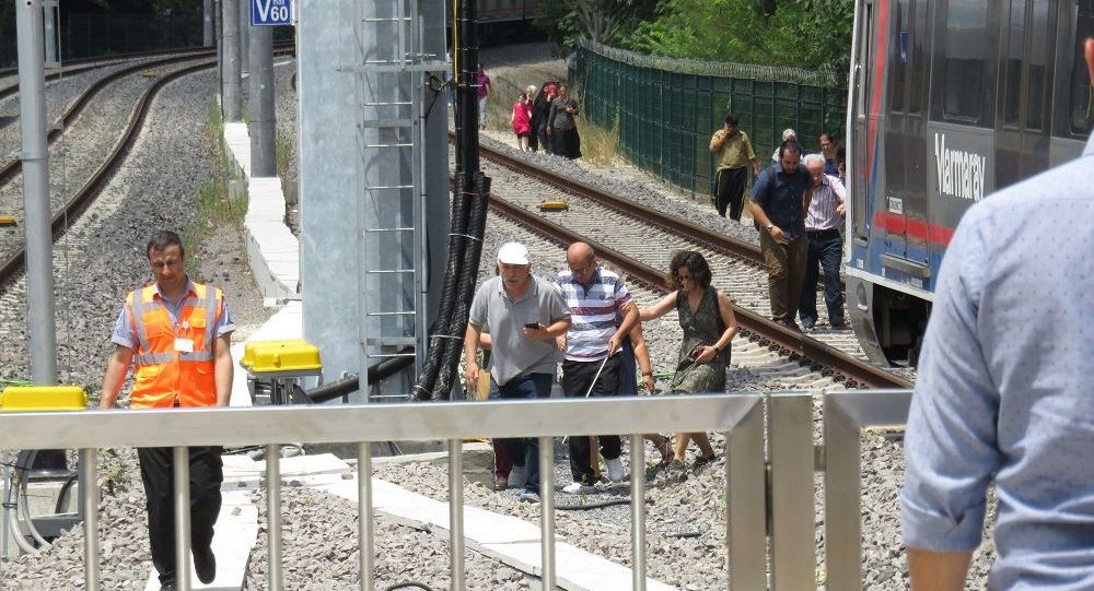 Marmaray arıza yaptı: Kapılar açılmayınca 2 yolcu fenalık geçirdi