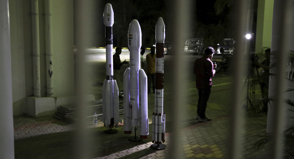 Hindistan, Ay görevini kalkışa 56 dakika kala durdurdu