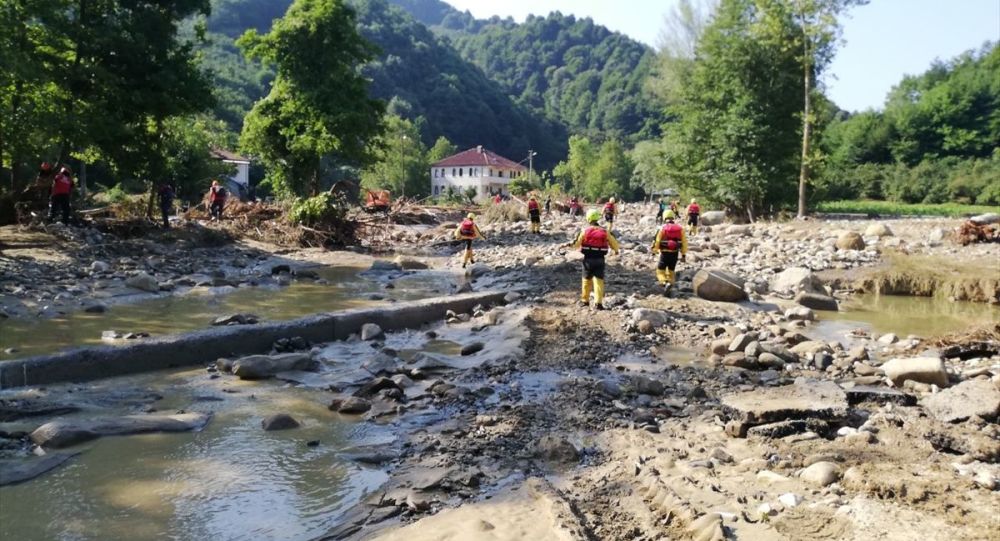 Düzce'de sel ve heyelanda kaybolan 6 kişi için aramalar yeniden başladı