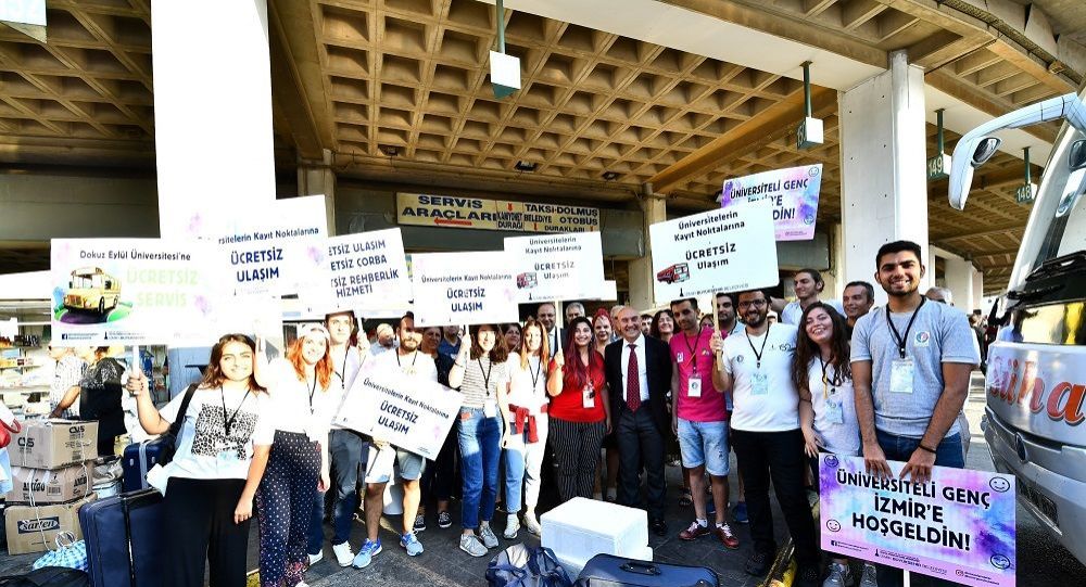 'İzmir Gençlere Kucak Açıyor' projesi: Soyer üniversiteli gençleri otogarda karşıladı