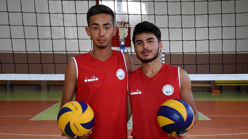 Plajı olmayan şehrin şampiyon voleybolcuları