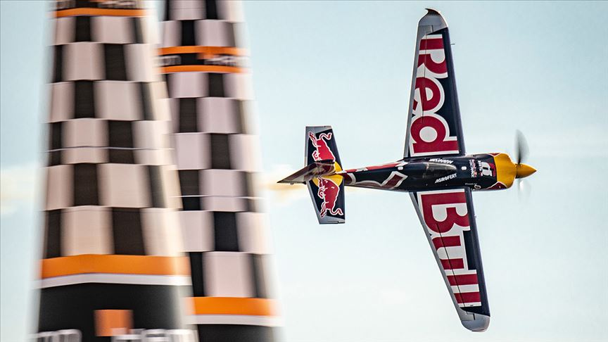 Red Bull Air Race şampiyonu Matt Hall