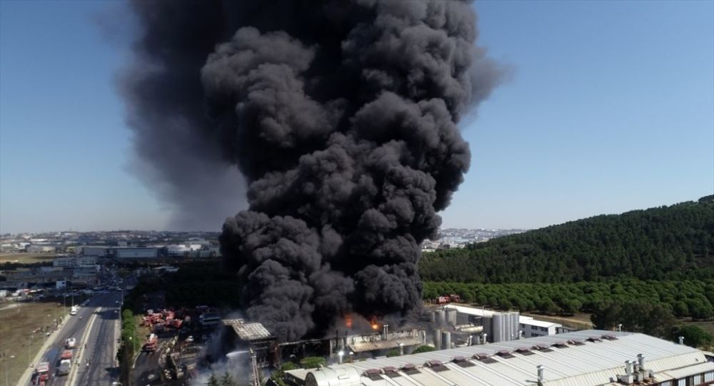 Tuzla'daki fabrika yangını kısmen kontrol altına alındı