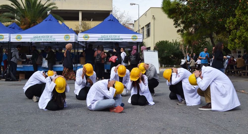 İstanbul Tıp Fakültesi öğrencilerinden deprem protestosu: Yaşama hakkımızın sağlanmasını istiyoruz