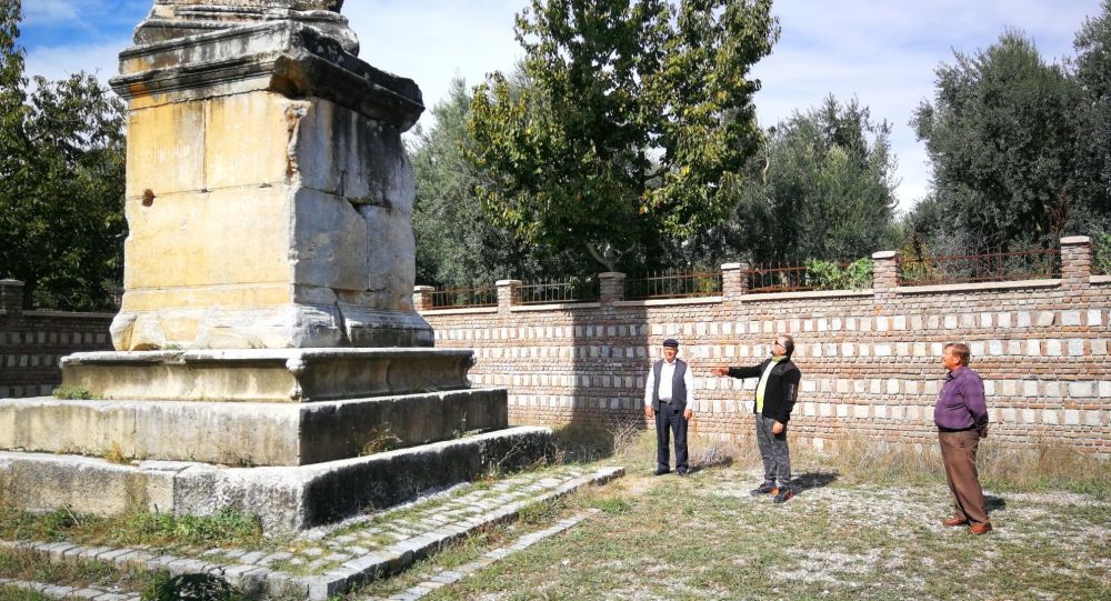 2 bin yıllık dikilitaşı hedef tahtası haline getirdiler