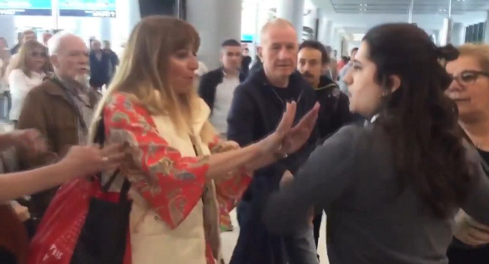 Havalimanı personeline hakaret eden Esenç'e para cezası
