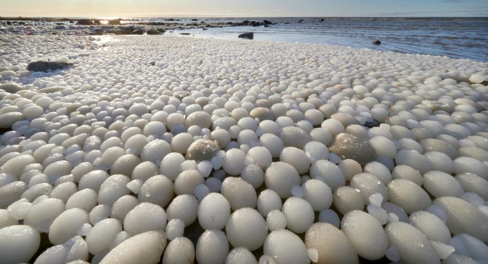 Finlandiya'da bir plaj binlerce 'buzdan yumurtayla' kaplandı