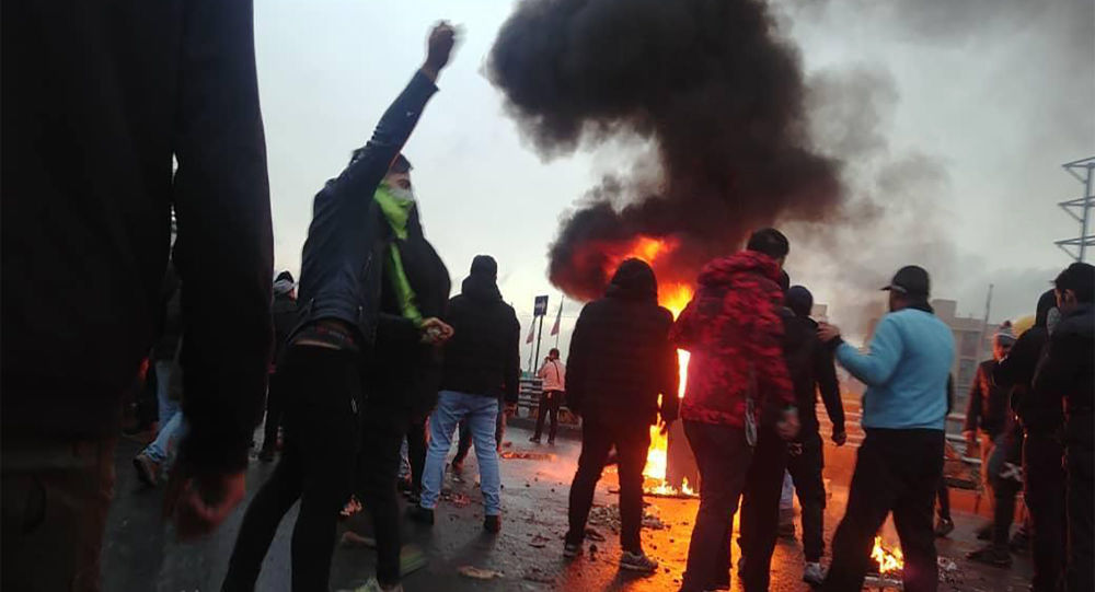 İran'da benzin zammı protestolarında en az 2 ölü, 1000 gözaltı