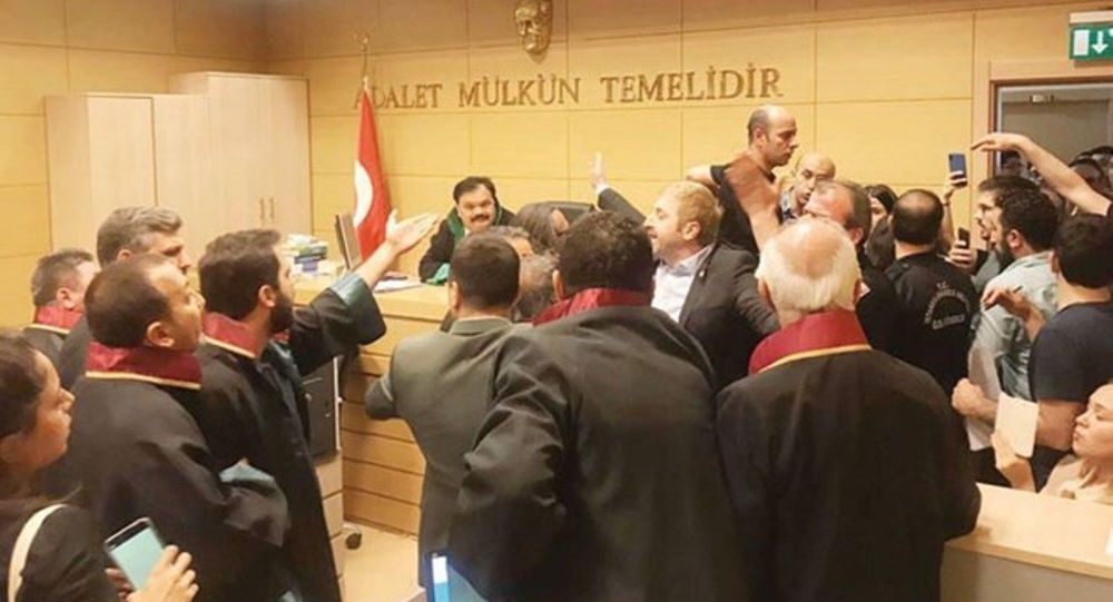 Avukatın eteğine karışan hakim 5 ay sonra göreve döndü