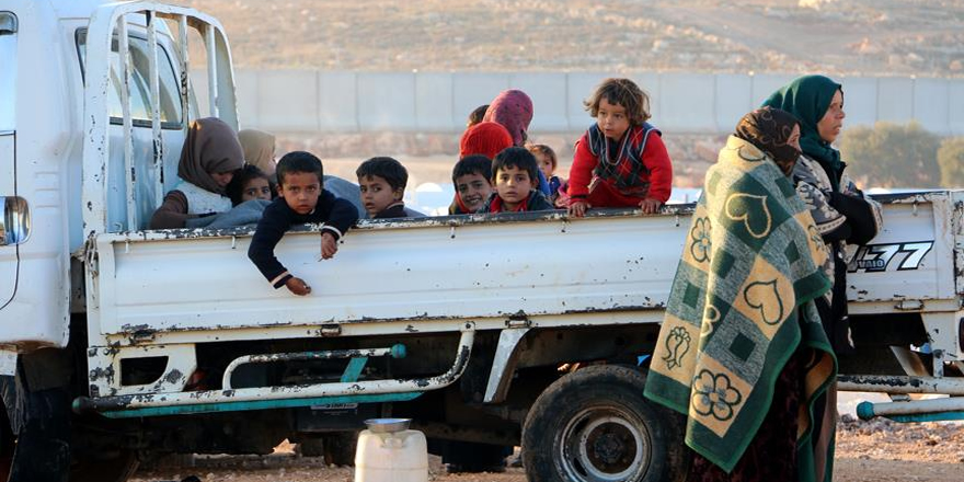 İdlib'deki hava saldırıları bir ayda 270 bin kişiyi yerinden etti