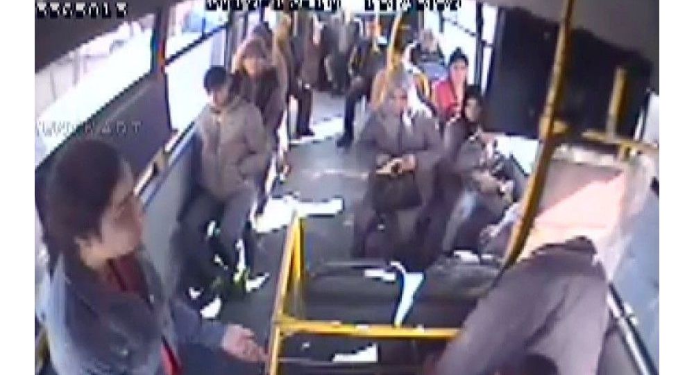 Otobüs şoförü, telefonunu düşürdüğü kadının yakınları tarafından darp edildi