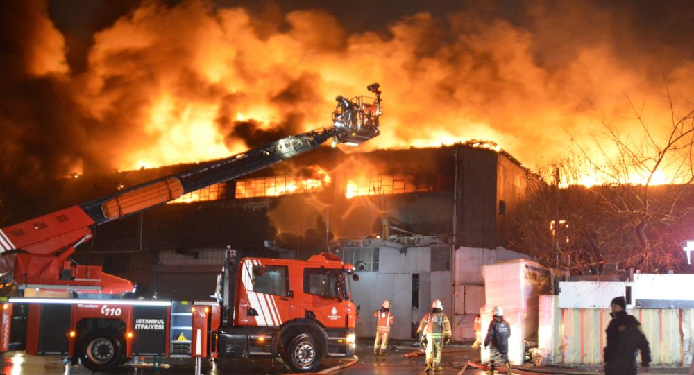 Zeytinburnu'nda fabrika yangını: Söndürme çalışmaları sırasında çatı çöktü