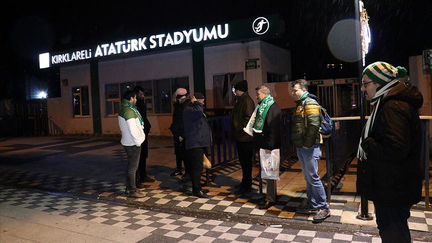 GMG Kırklarelispor-Fenerbahçe maçı öncesi bazı taraftarlar geceyi stat önünde geçirdi