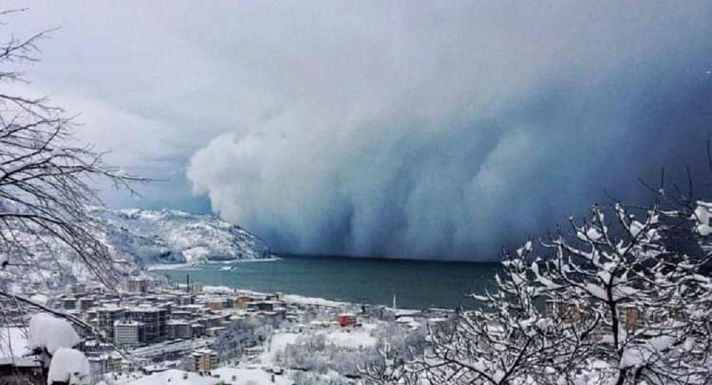 Artvin'de deniz üzerinden gelen kar fırtınası görüntülendi
