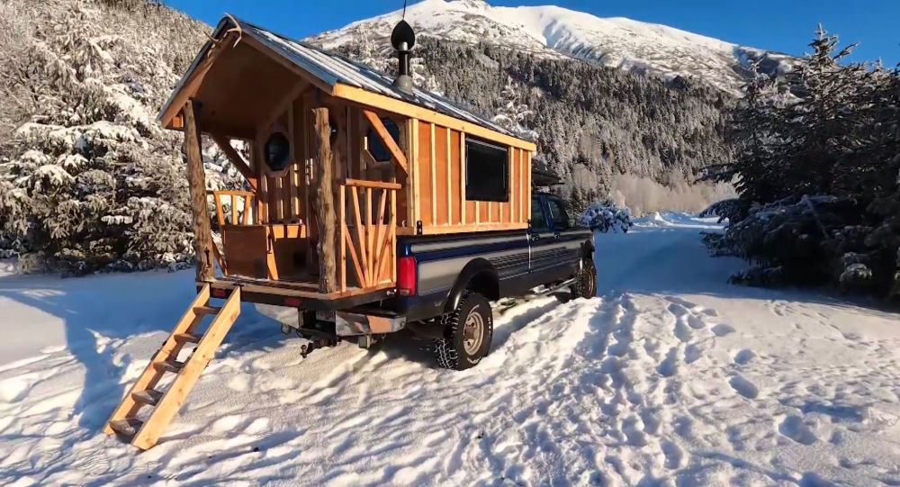 Alaskalı adam kamyonetini eve dönüştürdü