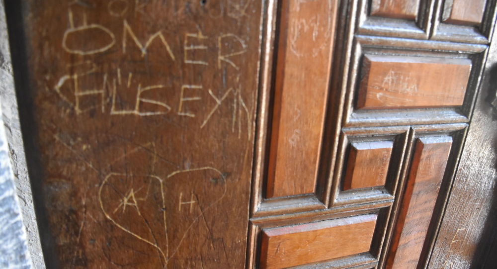 500 yıllık Selimiye Camii’nin kapılarına isimlerini yazdılar: Soruşturma açıldı