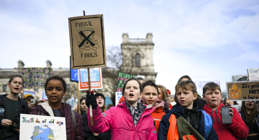 Londra'da hükümetin iklim politikası protesto edildi