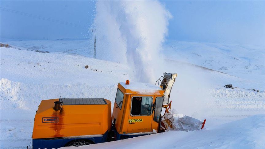 Aras Dağları'nın 'kar kaplanları' köy yollarını açık tutmak için gece gündüz çalışıyor