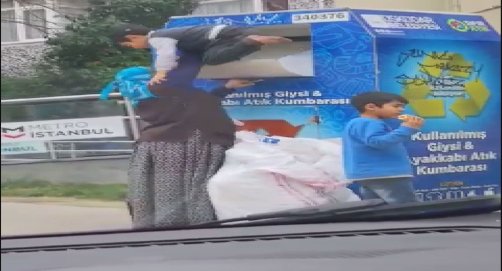 Üsküdar'da bir kadın giysi kumbarasına çocuğunu sokup, ne var ne yok aldı