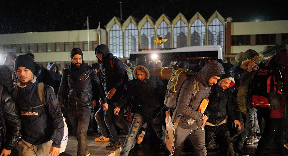 Trenle gelen sığınmacılar 'Avrupa' sloganlarıyla gardan çıktı