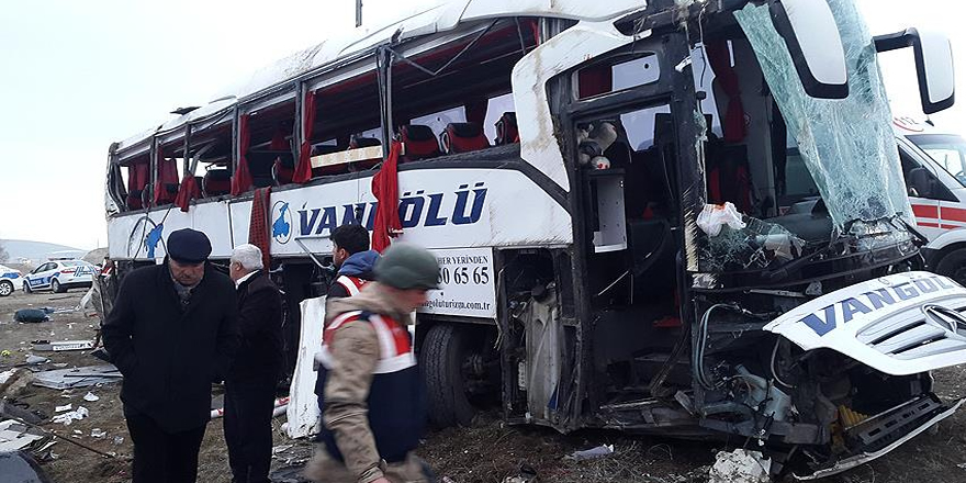 Van'da yolcu otobüsü devrildi: 2 ölü, 22 yaralı