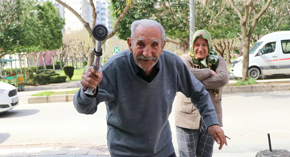 78 yaşındaki adam eve gitmemek için bastonuyla direndi