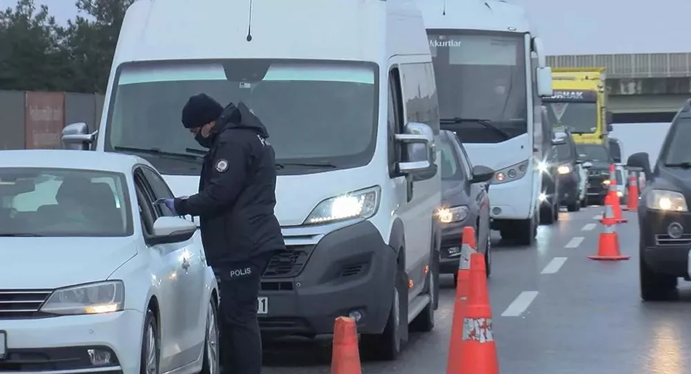 İstanbul'un giriş ve çıkışlarında uzun kuyruklar oluştu