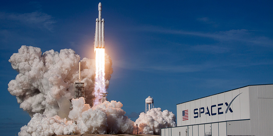 Dünyanın en güçlü roketi Falcon Heavy uzaya fırlatıldı